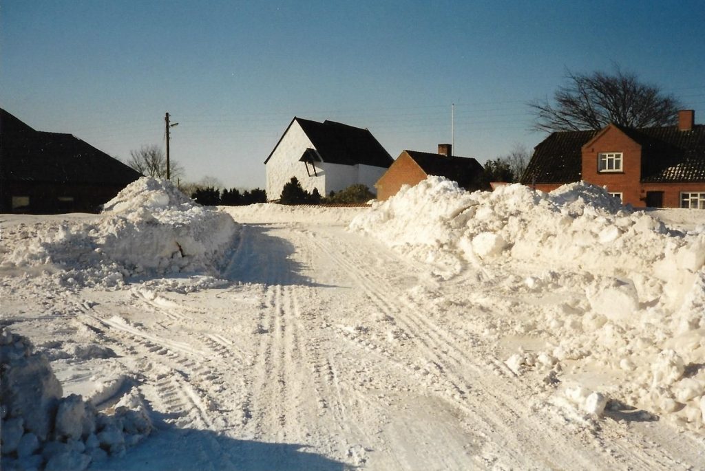Vind Kirkeby indhyllet i sne, 19. februar 1996.