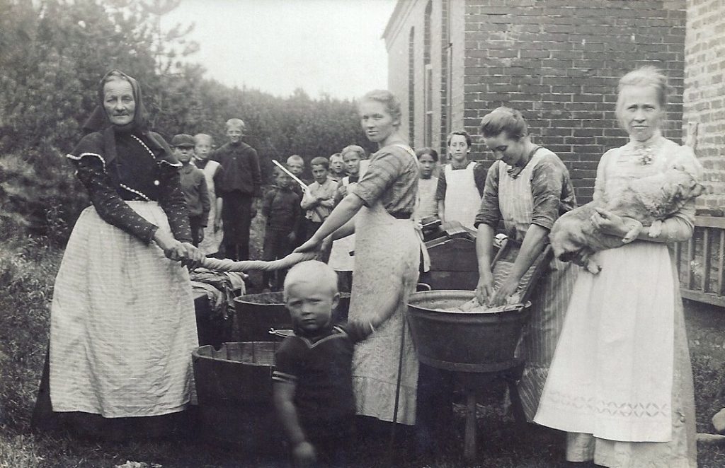 Store vaskedag i Stråsø, omkring 1913.