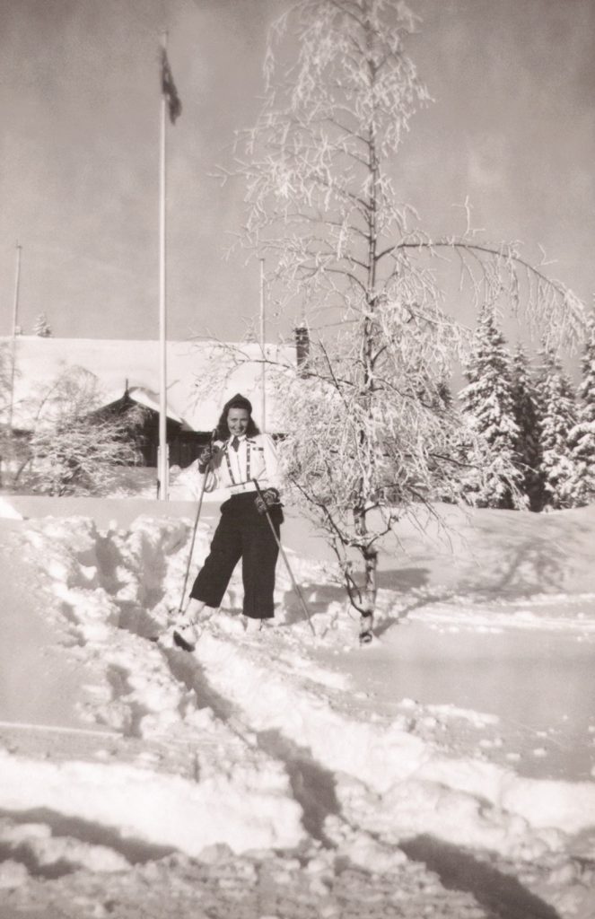 Elnor Malvine Syversen (g. Pedersen, 1913-1983) fotograferet i norsk vinterlandskab i 1940'erne.