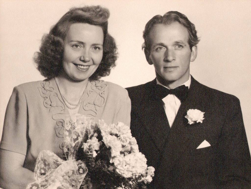 Elnor Malvine 'Molly' Syversen og Peder Emil Pedersen fotograferet på deres bryllupsdag i 1951.